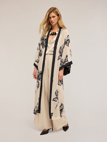 Kimono di MOTIVI in bianco