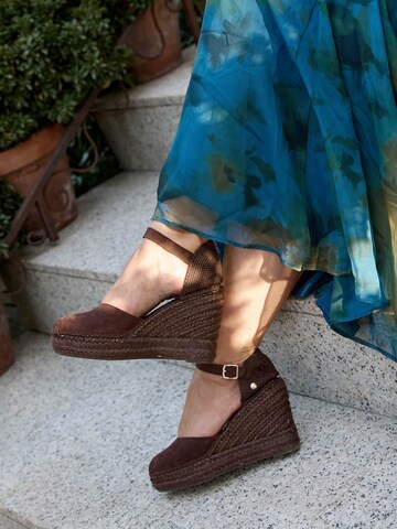 Alhamas Slingpumps 'Alpargata Cuña 10 cm Ante' in Bruin