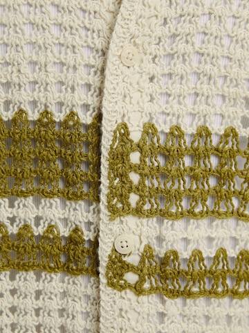 Geacă tricotată de la Bershka pe bej