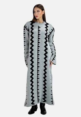 Elara Kleid in Grau: Vorderseite