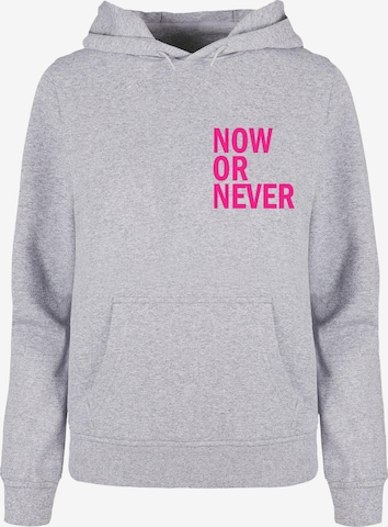 Merchcode Sweatshirt 'Now Or Never' in Grijs: voorkant