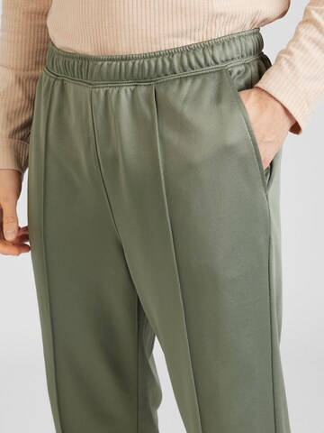 Regular Pantaloni de la GAP pe verde