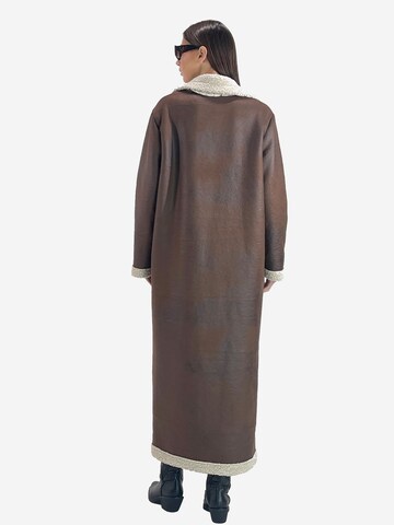 Elara Janker in Braun