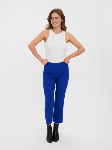 VERO MODA Regularen Hlače na rob 'Sandy' | modra barva