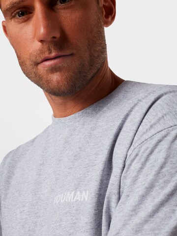 Tricou 'Flemming' de la Youman pe gri