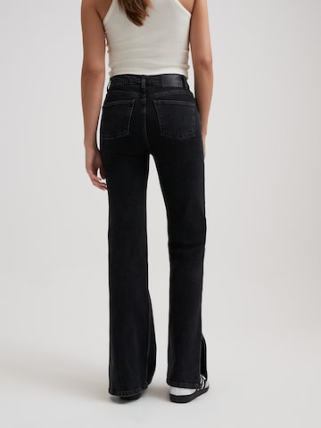 RÆRE by Lorena Rae Flared Jeans 'Tania Tall' in Grijs
