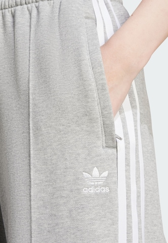 ADIDAS ORIGINALSWide Leg/ Široke nogavice Hlače - siva boja