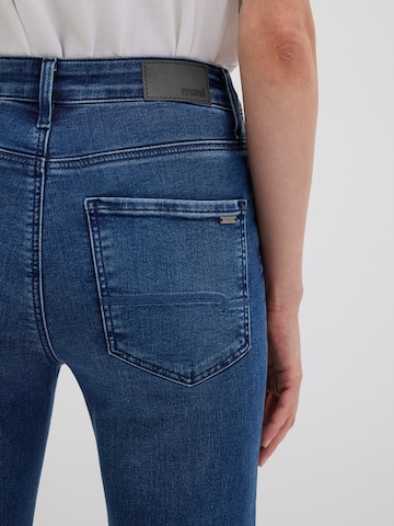 Mavi Slimfit Jeans 'Kendra' i blå