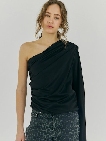 NORR Toppi 'Talua' värissä musta: etupuoli