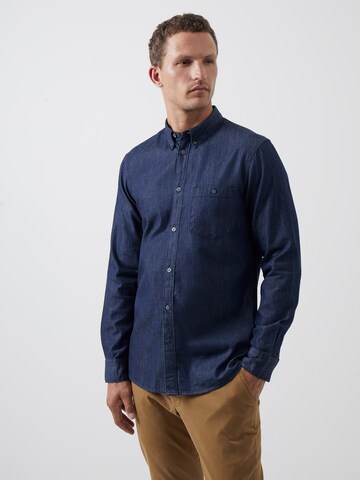 Coupe regular Chemise FRENCH CONNECTION en bleu : devant