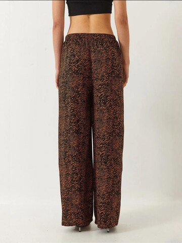 Bianco Lucci - Perna larga Calças em preto