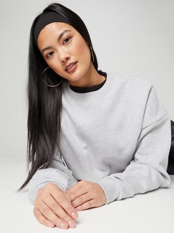 millane Sweatshirt 'Cassandra' in Grijs