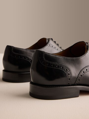 Chaussure à lacets 'Brogue' Next en noir