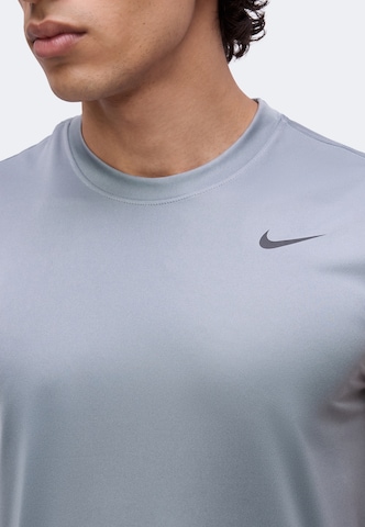 NIKE - Camiseta funcional en gris