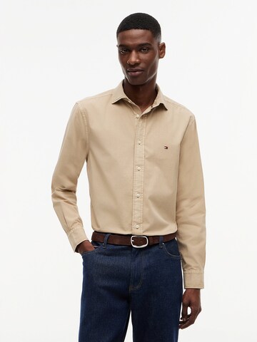 Coupe regular Chemise TOMMY HILFIGER en beige : devant