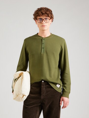 Tricou de la GANT pe verde: față
