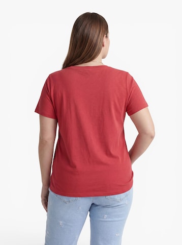 Tricou 'CARALISON' de la ONLY Carmakoma pe roșu