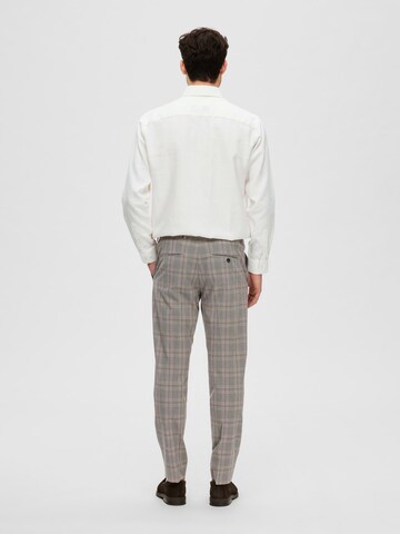 Coupe slim Pantalon à plis 'Liam Lucas' SELECTED HOMME en gris