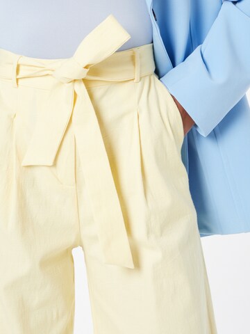 Wide leg Pantaloni cutați 'Parvedy' de la FRNCH PARIS pe galben