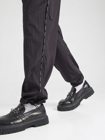 Tapered Pantaloni di Versace Jeans Couture in nero