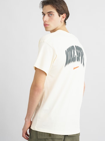 Tricou de la Nike Sportswear pe alb