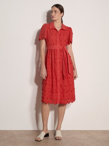 Apricot Cotton Floral Embroidered Midi Dress ' ' in Rot: Vorderseite