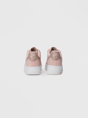 Baskets basses 'Air Force 1 '07' Nike Sportswear en rouge