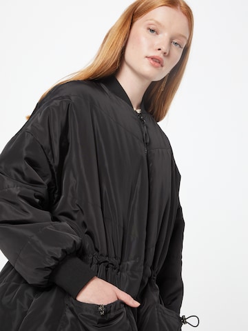 Manteau mi-saison 'Carolina' co'couture en noir