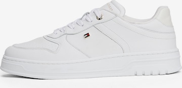 TOMMY HILFIGER Ниски маратонки в бяло: отпред