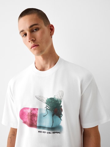 Tricou de la Bershka pe alb