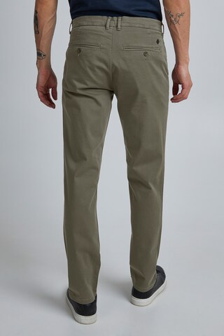 Casual Friday - Regular Calças chino 'Viggo' em verde