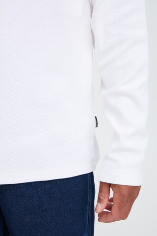 Tricou 'BHLEWIS' de la BLEND pe alb