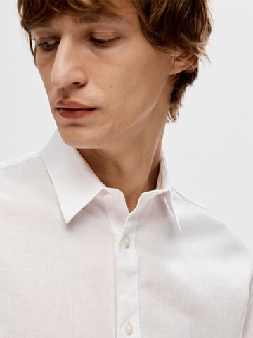 Coupe regular Chemise SELECTED HOMME en blanc