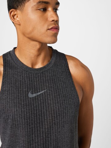 NIKE Sporttop in Schwarz