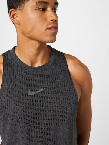 T-Shirt fonctionnel NIKE en noir