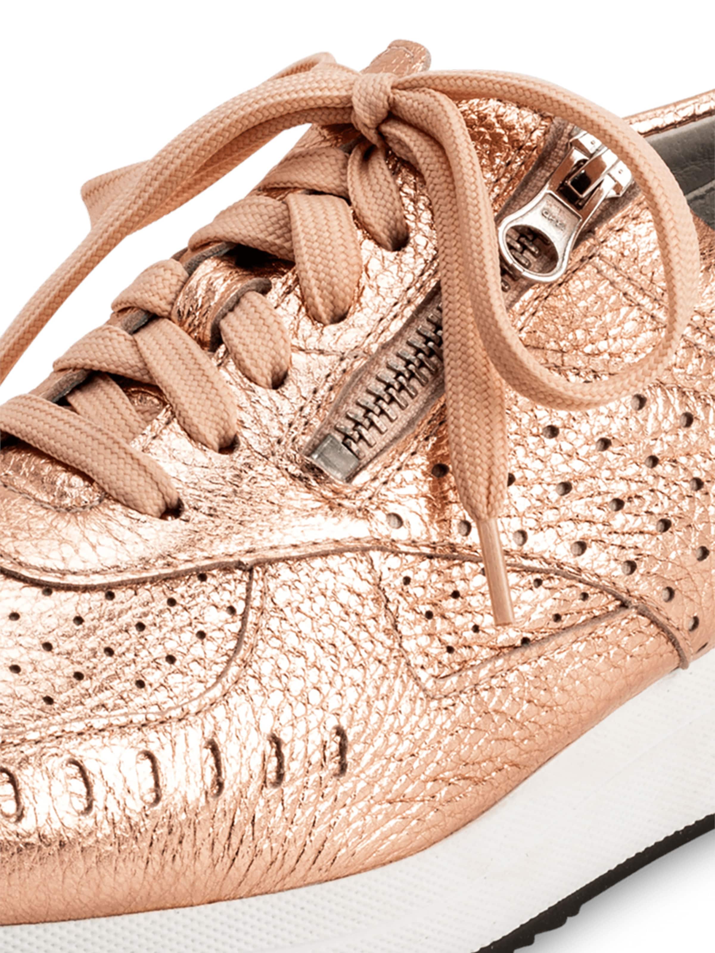 VITAFORM Sneakers in Gold