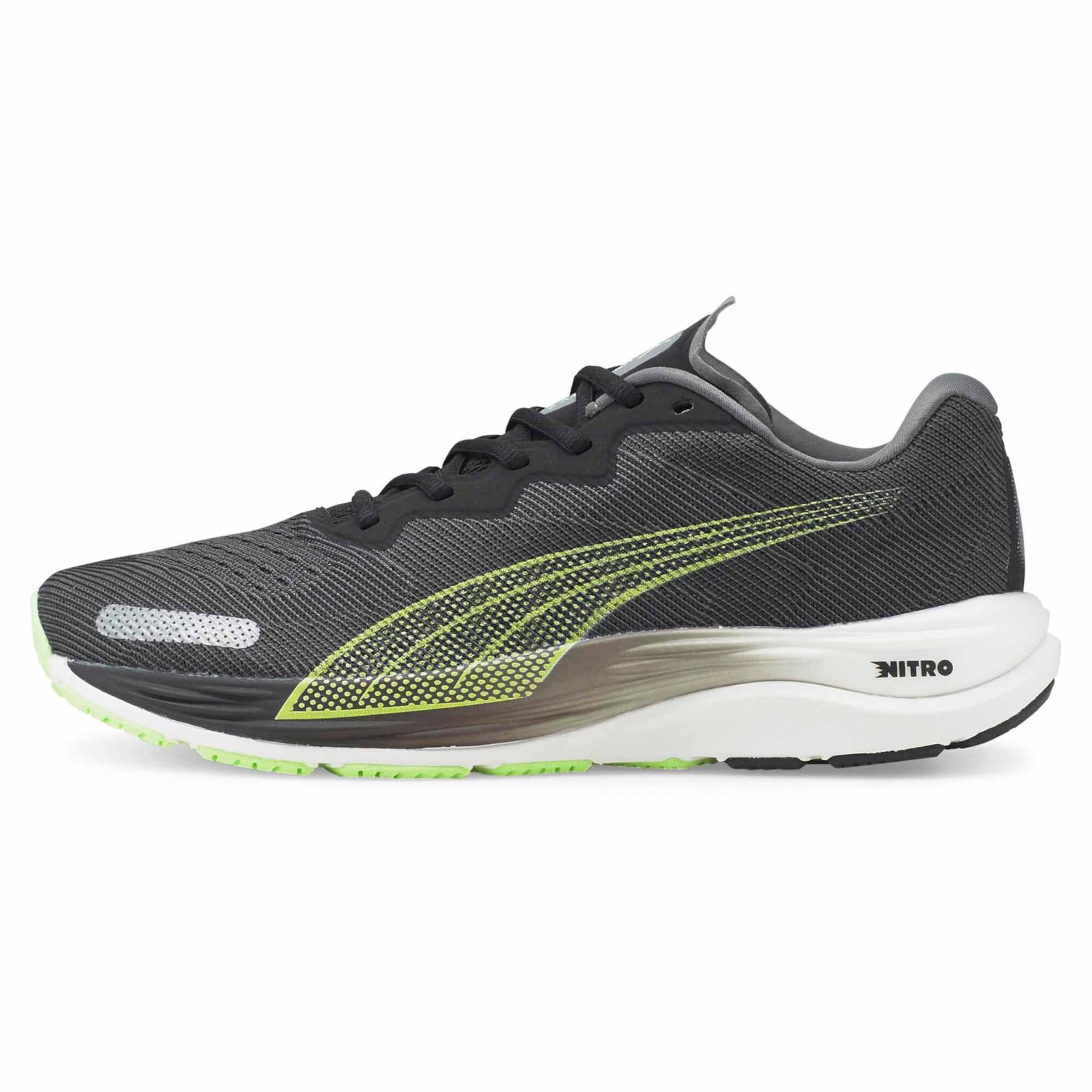 Baskets basses PUMA en noir : devant