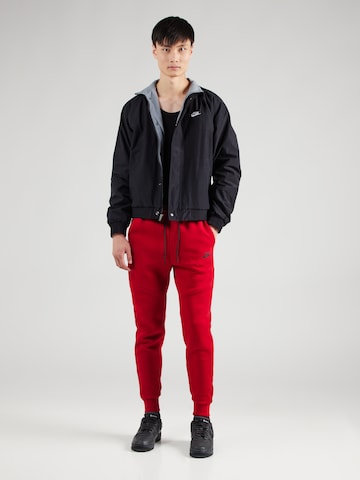 Effilé Pantalon 'TCH FLC' Nike Sportswear en rouge