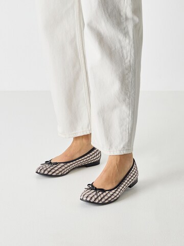 Tamaris Ballerina in Schwarz