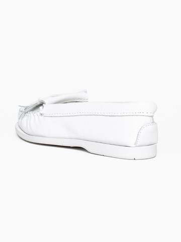 Minnetonka Moccasin 'Undeaded Kilty' in White