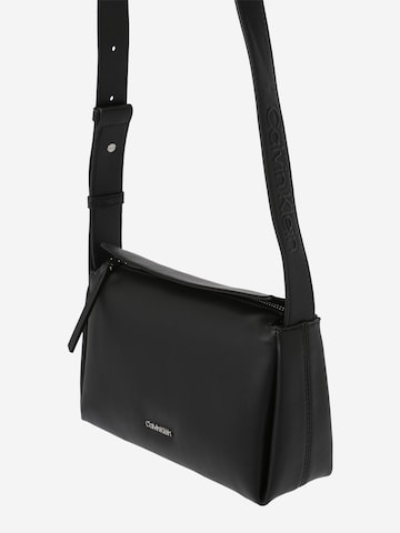Calvin Klein Чанта с презрамки 'GRACIE' в черно