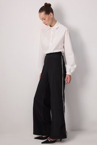 Touche Prive Wide leg Trousers in Black: front