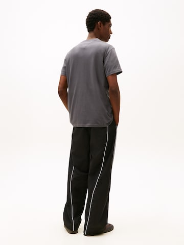 Tricou de la Tommy Jeans pe gri