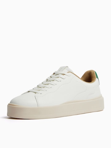 Bershka Sneakers in White: front