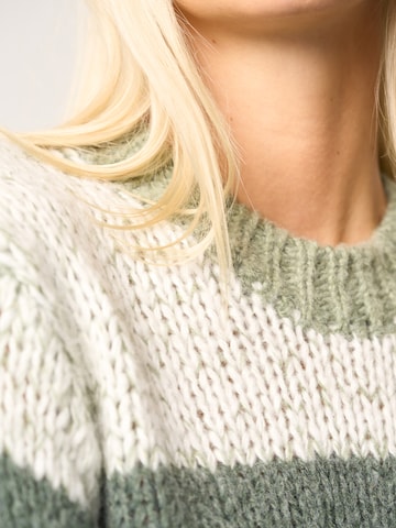 ABOUT YOU x Laura Giurcanu Pullover 'Nia' in Grün