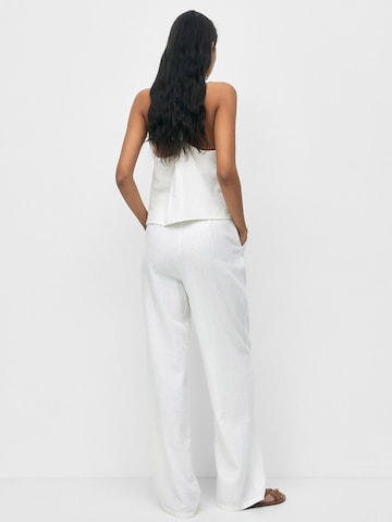Pull&Bear Štandardný strih Plisované nohavice - biela