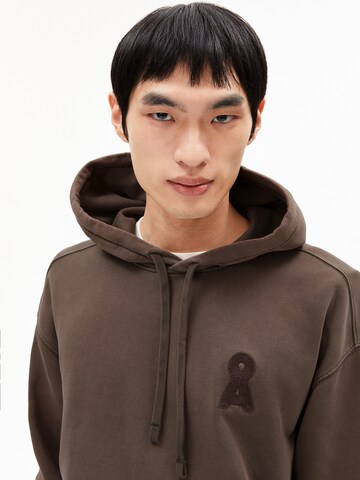 ARMEDANGELS Sweatshirt in Bruin