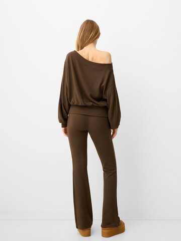 Bershka Flared Broek in Bruin