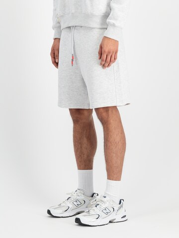 ALPHA INDUSTRIES Loosefit Sportbyxa i grå: framsida
