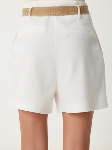 Happiness İstanbul Szabványos Élére vasalt nadrágok - fehér